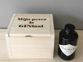 Houten kistje  met opschrift "Mijn peter is giniaal" + mini-gin Hendrickx