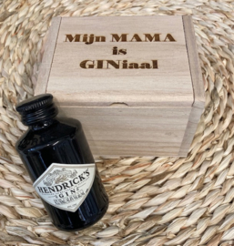Houten kistje met tekst "Mijn mama is GINiaal" incl mini-gin Hendricks
