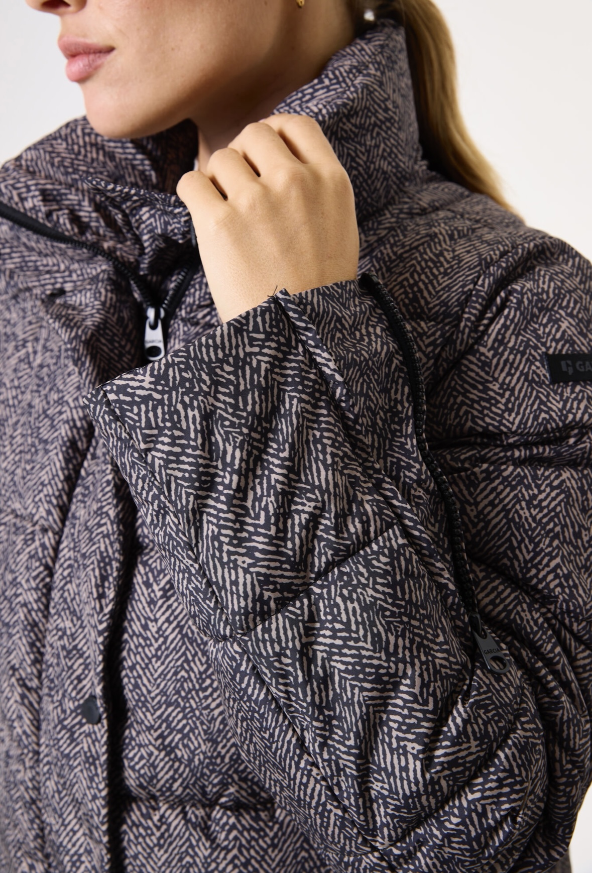 Garcia pufferjas met print blauw/taupe