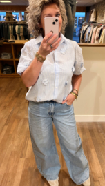 Blouse baby blauw streep met rozetten erop