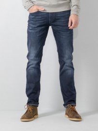 Petrol jeans russel dark faded 5803 regular/tapered fit valt breed op het bovenbeen