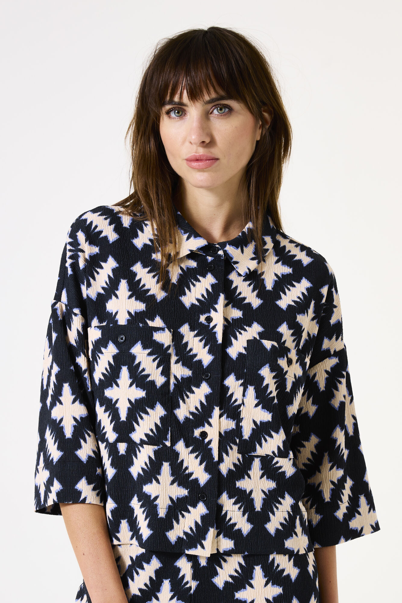 Garcia blouse kort model zwart met zand print