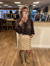 Garcia blouse bruin met witte stippen en strik