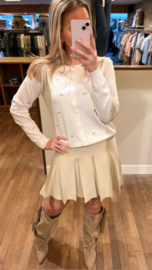 Vestje fijn gebreid wol wit met beige strikjes