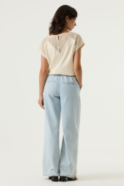 Garcia t-shirt v-hals  creme  met open gewerkte achterkant