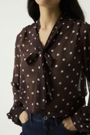 Garcia blouse bruin met witte stippen en strik