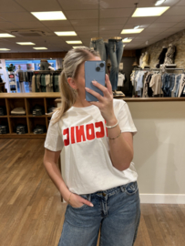 T-shirt wit met rode letters