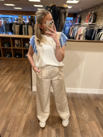 Beige pantalon met wit boordje aan de bovenkant met vetersluiting