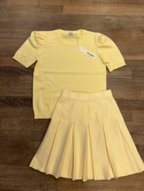 Rok zacht geel fijn gebreid geplooid