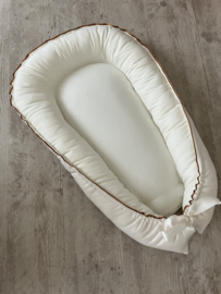 Babynest offwhite suedine met bronskleurige bies