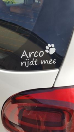 Raamsticker ...rijdt mee - met naam & symbool naar keuze (voor baby of huisdier)