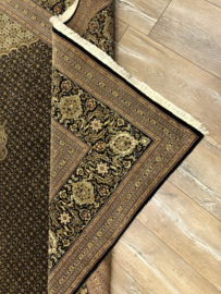 Tabriz mahi met zijde 250x335 cm