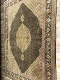 Tabriz mahi met zijde 250x335 cm