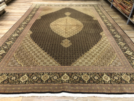 Tabriz mahi met zijde 250x335 cm