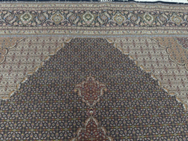Tabriz mahi 308 x 398 cm uit Iran met zijde