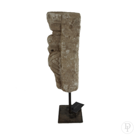Stenen ornament in de vorm van een vogel op metalen voet