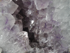 Amethist prachtige geode van circa 8 kg. met bergkristal en toermalijn