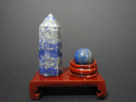 Lapis Lazuli met pyriet oberlisk met bol op houten standaard