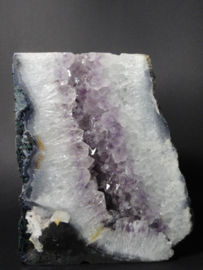 Amethist prachtige geode van circa 8 kg. met bergkristal en toermalijn