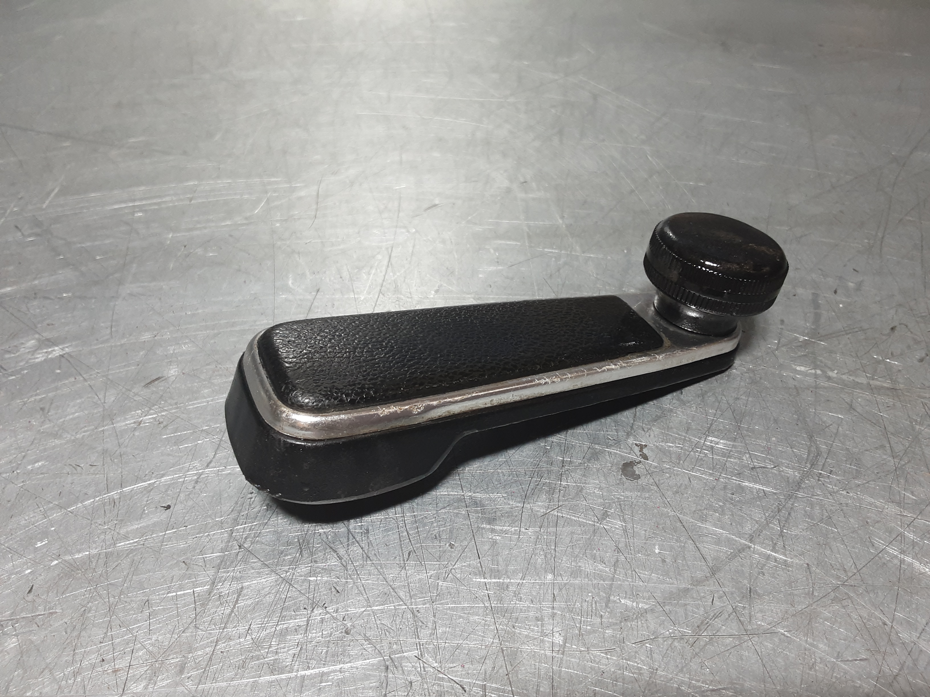 Raamslinger Opel Kadett C, zwart met chroom.