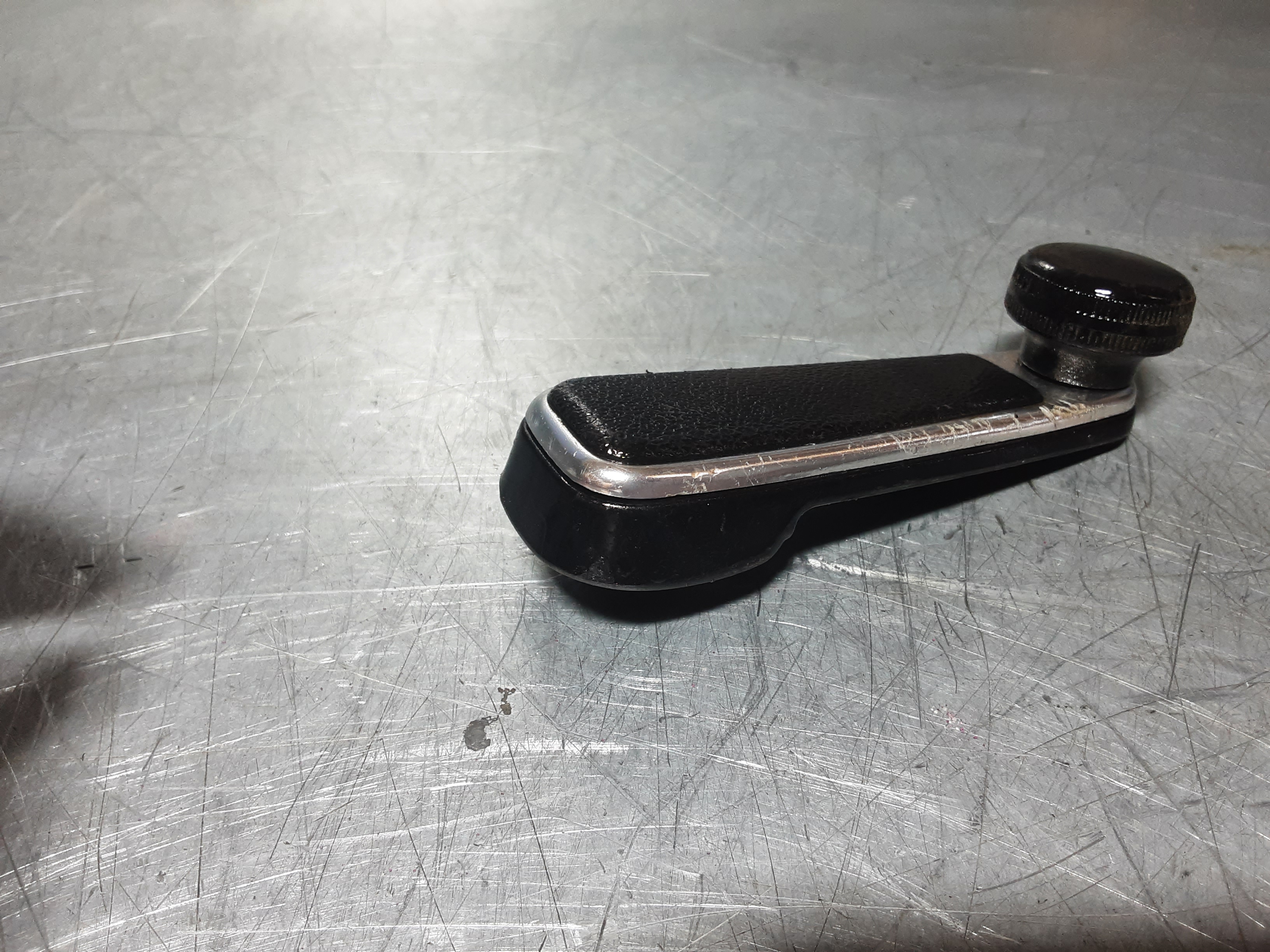 Raamslinger Opel Kadett C, zwart met chroom.