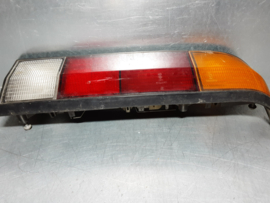 Achterlicht rechts Opel Manta B met zwarte rand, merk Hella.