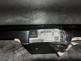 W906  Mercedes Sprinter spatbord bevestiging rechts onder.