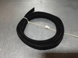 Stofafdichting met metalen kern, 246 cm lengte, 2 cm breed.