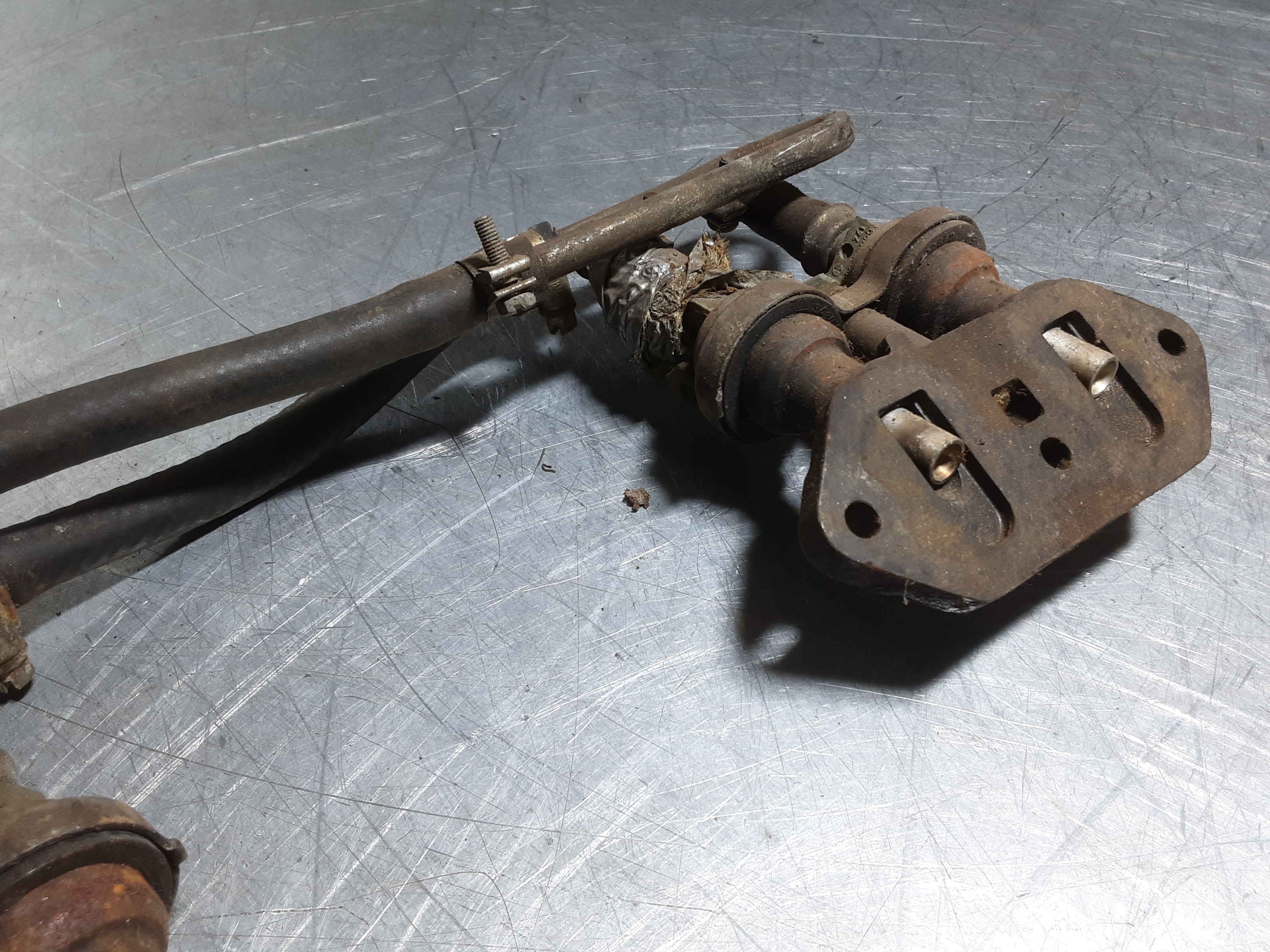 Injectiegedeelte met zes groene injectoren Opel CIH motor.