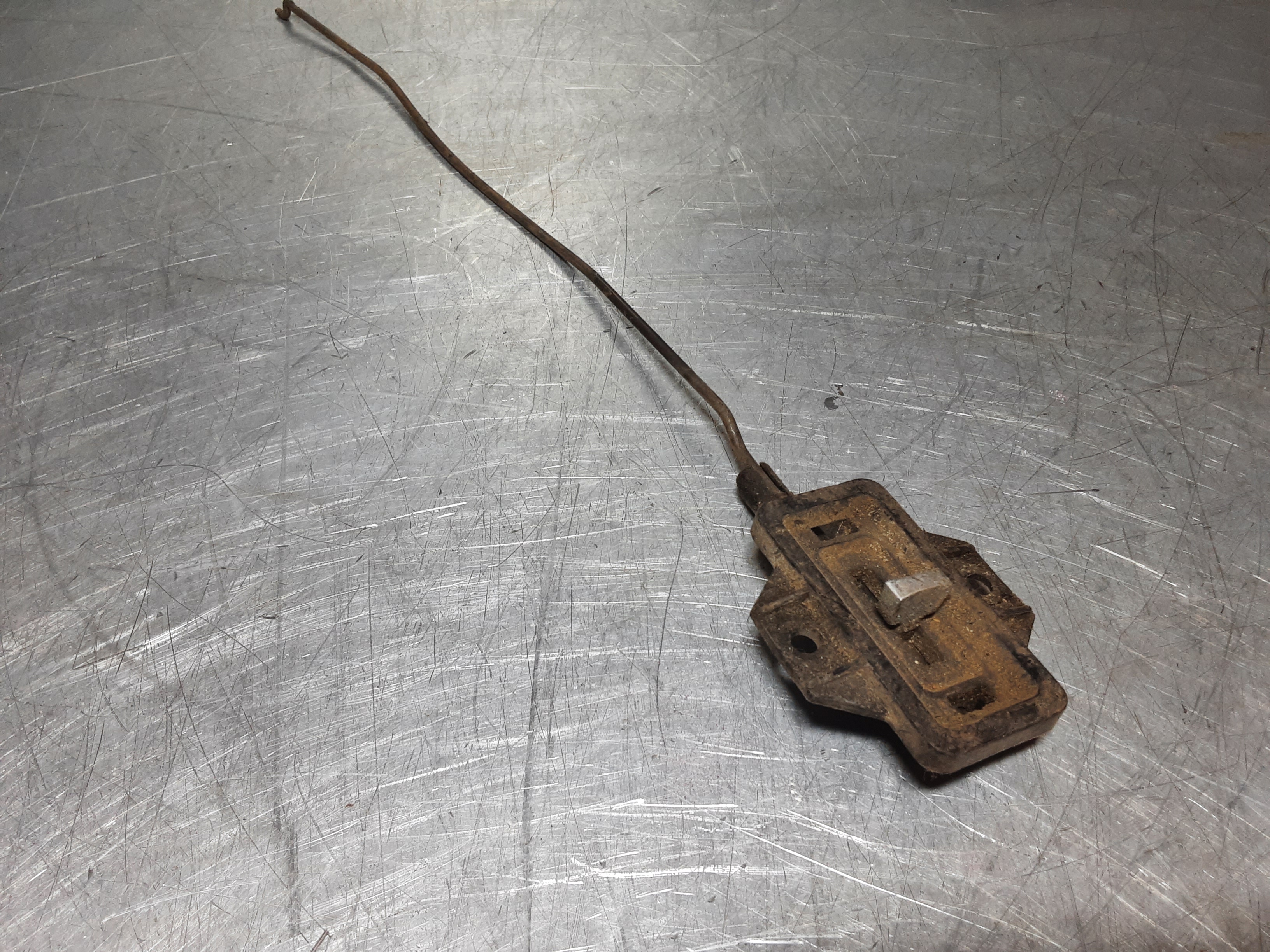 Van een Opel Manta A, de deur opener aan de binnenzijde.