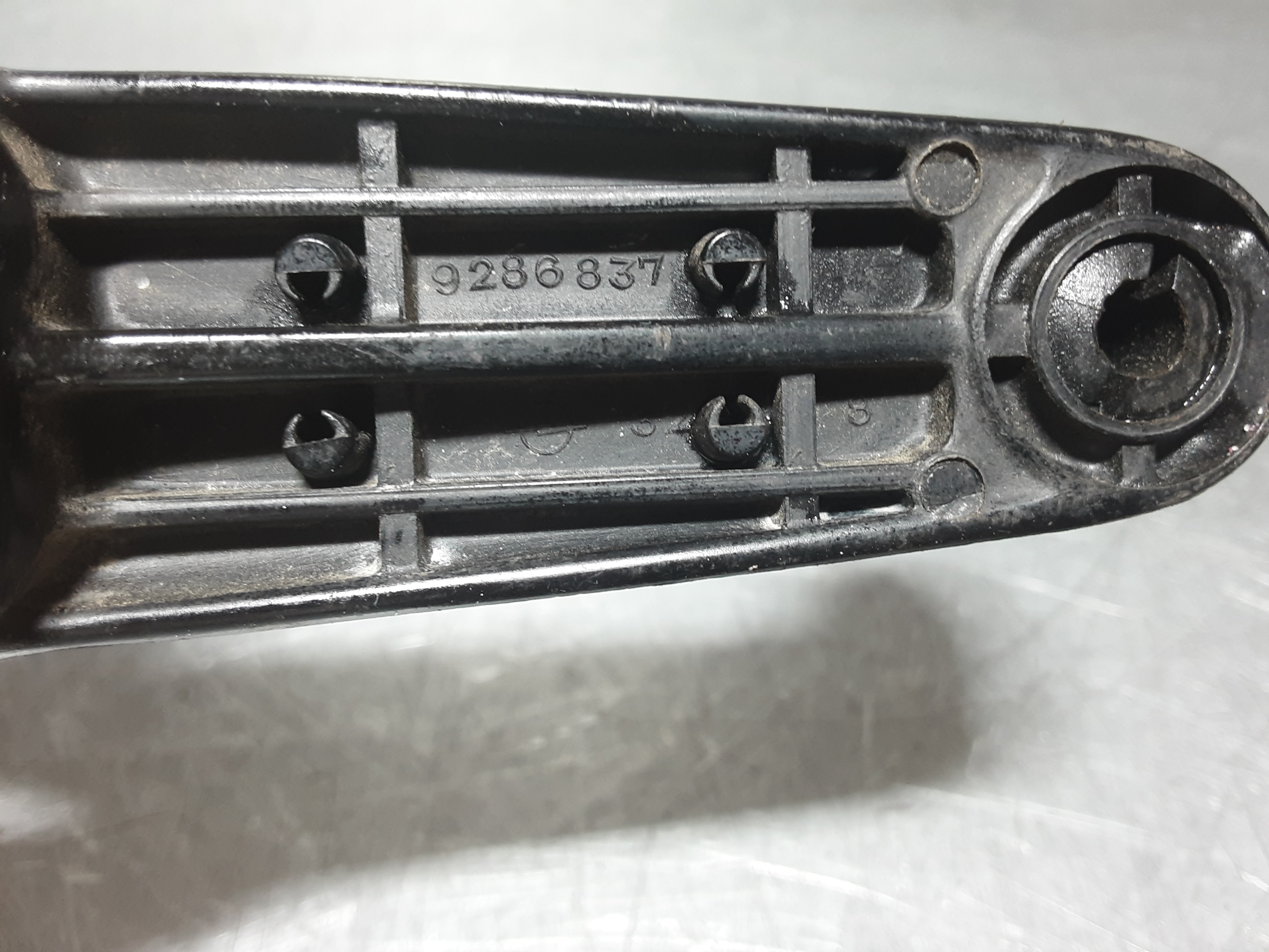 Raamslinger Opel Kadett C, zwart met chroom.