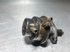 Benzinepomp van een Opel motor.