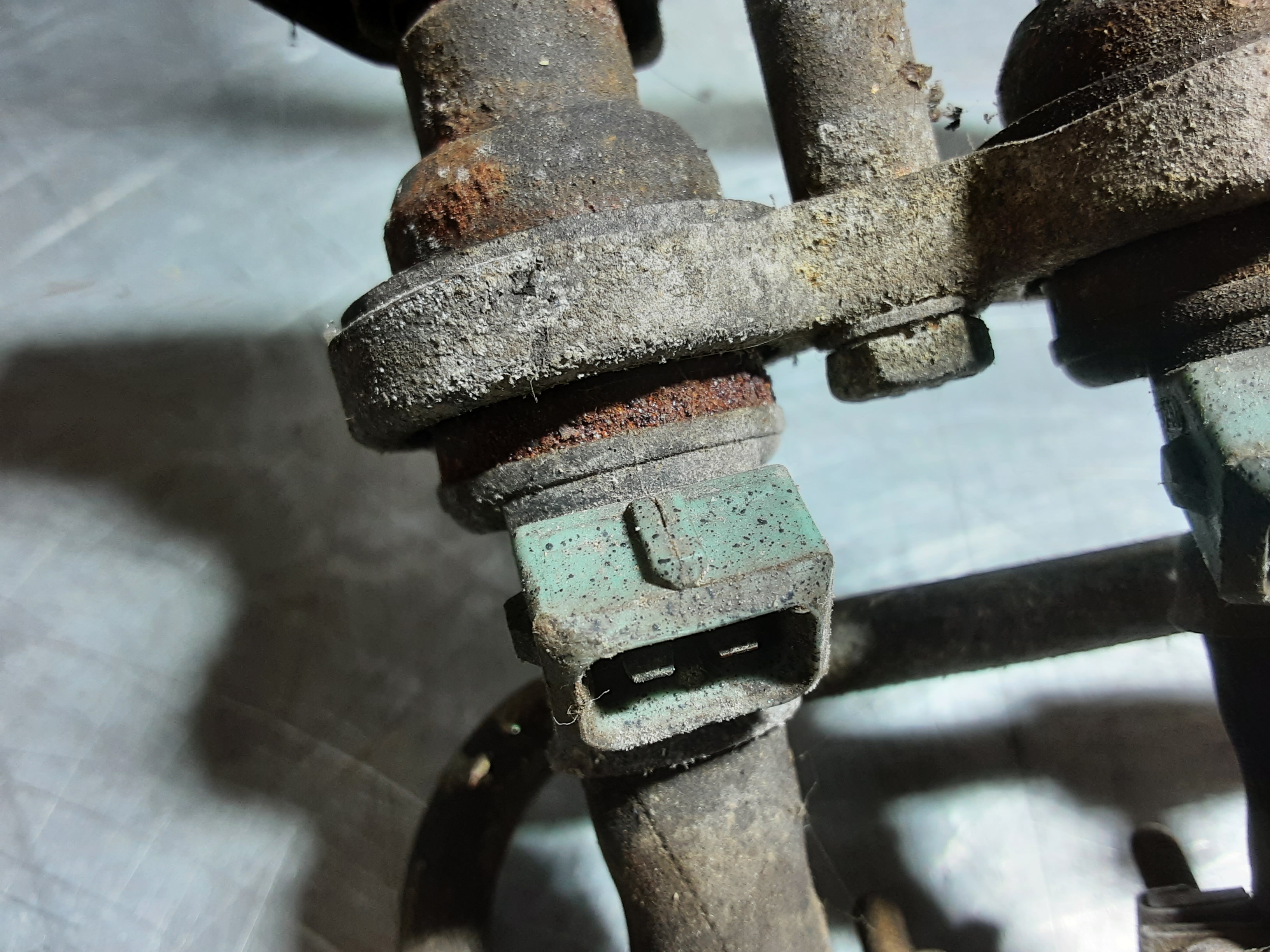 Injectiegedeelte met zes groene injectoren Opel CIH motor.