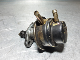 Benzinepomp van een Opel motor.