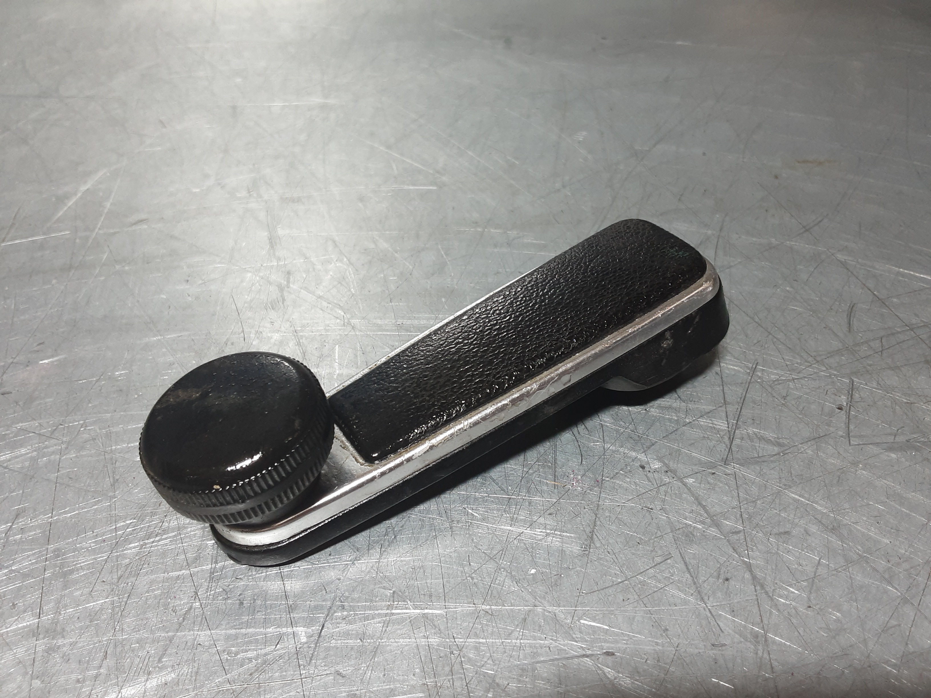 Raamslinger Opel Kadett C, zwart met chroom.