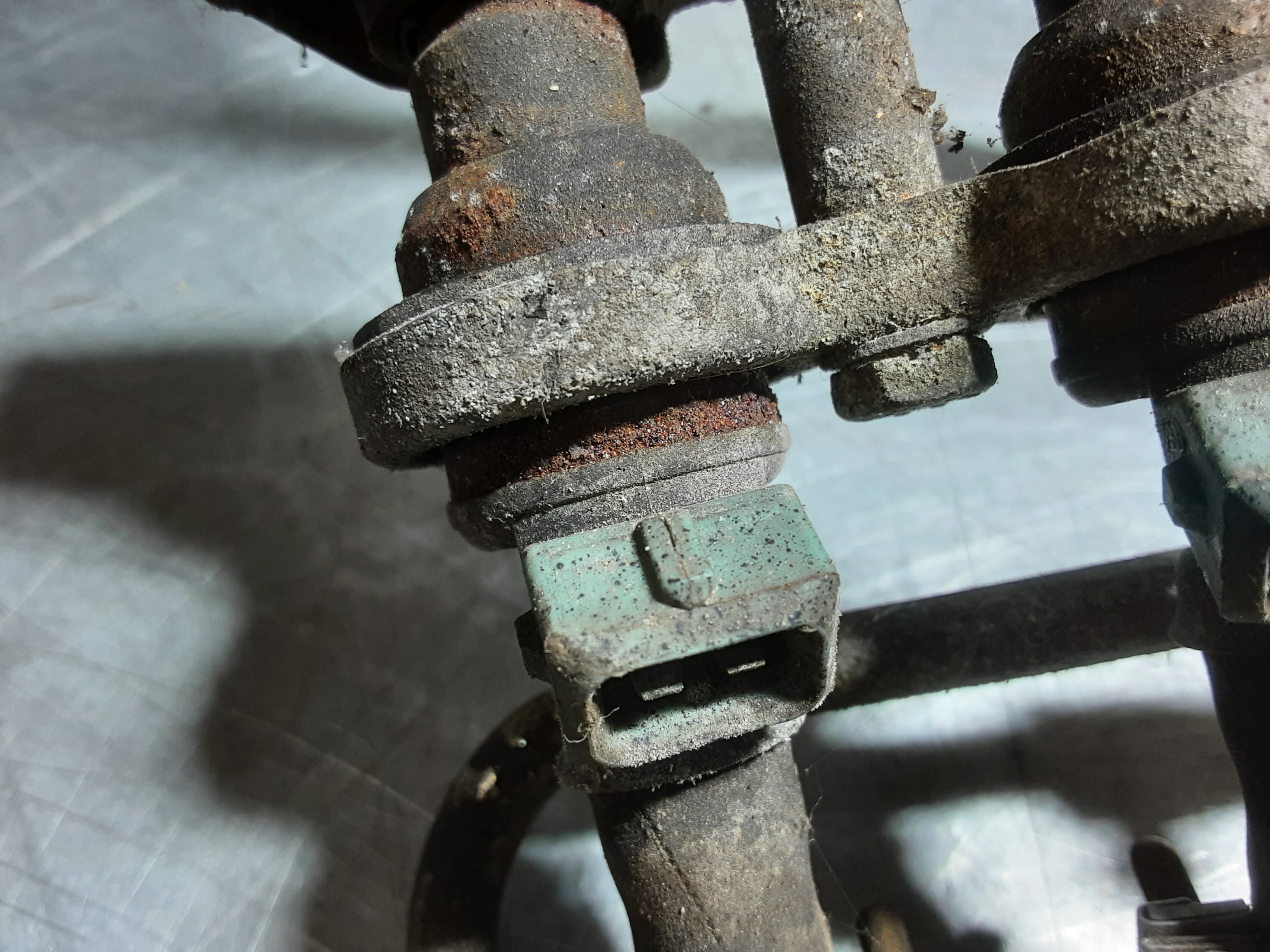 Injectiegedeelte met zes groene injectoren Opel CIH motor.
