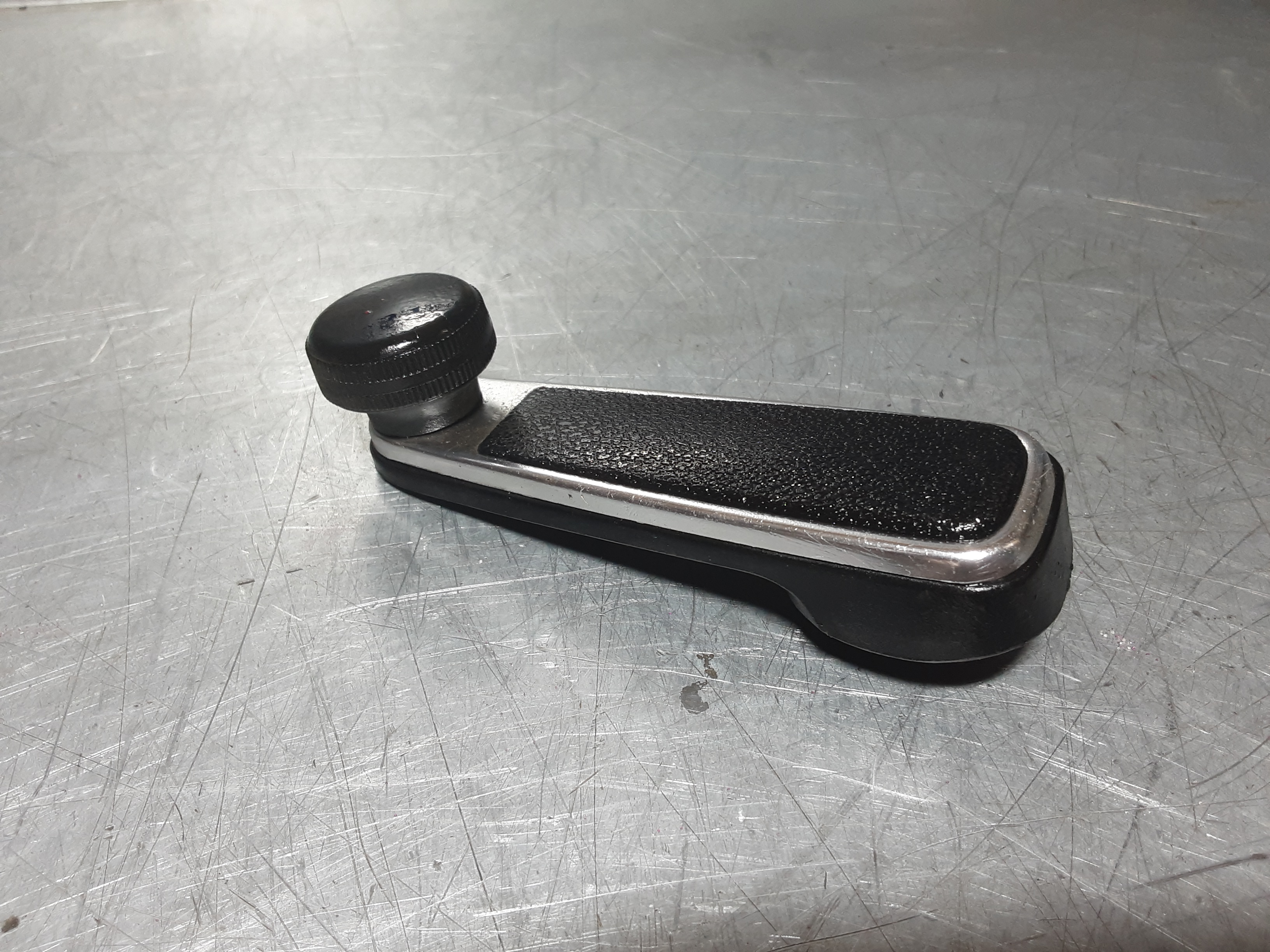 Raamslinger Opel Kadett C, zwart met chroom.