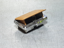 Asbak van een klassieke Opel, kleur bruin.