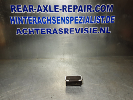 Asbak Opel Ascona B (bij de achterbank), zwart met glimmende rand.