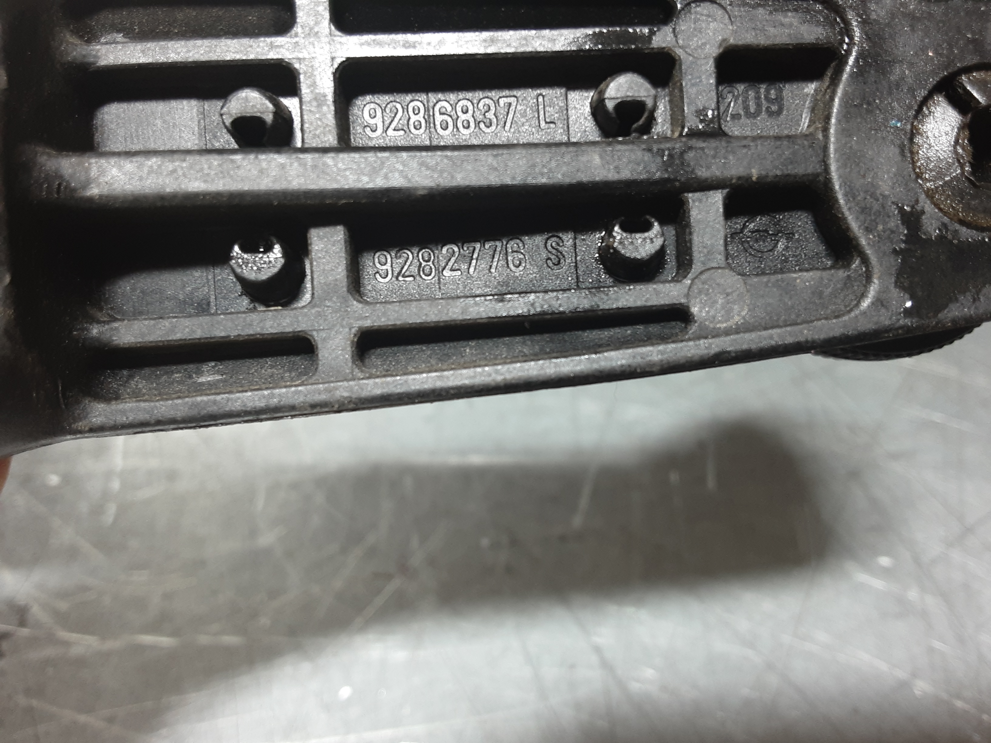 Raamslinger Opel Kadett C, zwart met chroom.
