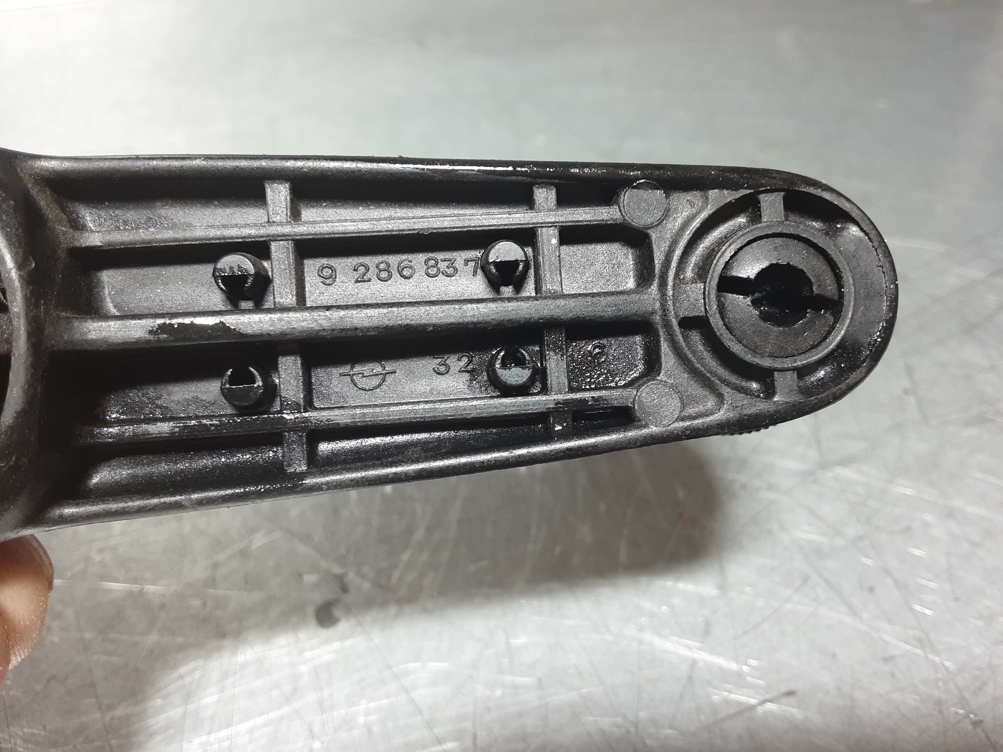 Raamslinger Opel Kadett C, zwart met chroom.
