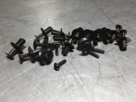 Clips om deurpanelen vast te zetten.