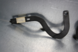 Motorkapsteun, Opel, type onbekend. Nummers: 11-60479, 11-60524.