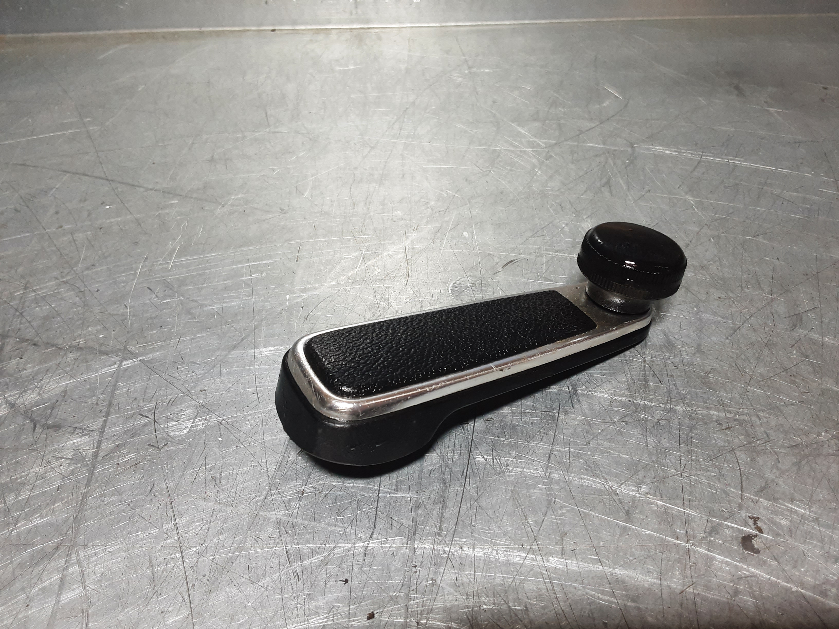 Raamslinger Opel Kadett C, zwart met chroom.