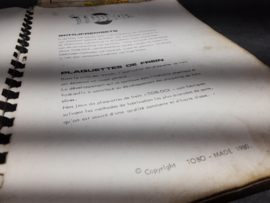 Boek met gegevens over remmen van auto's uit de jaren 60 en 70.