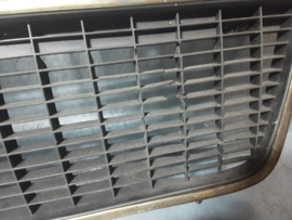 Grille van een Opel Ascona B.