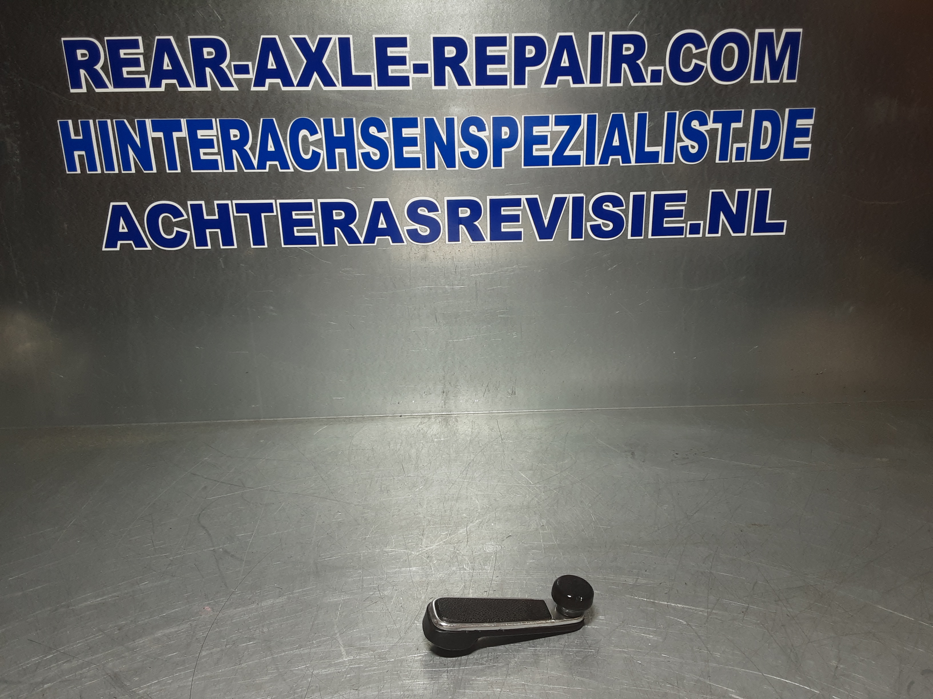 Raamslinger Opel Kadett C, zwart met chroom.