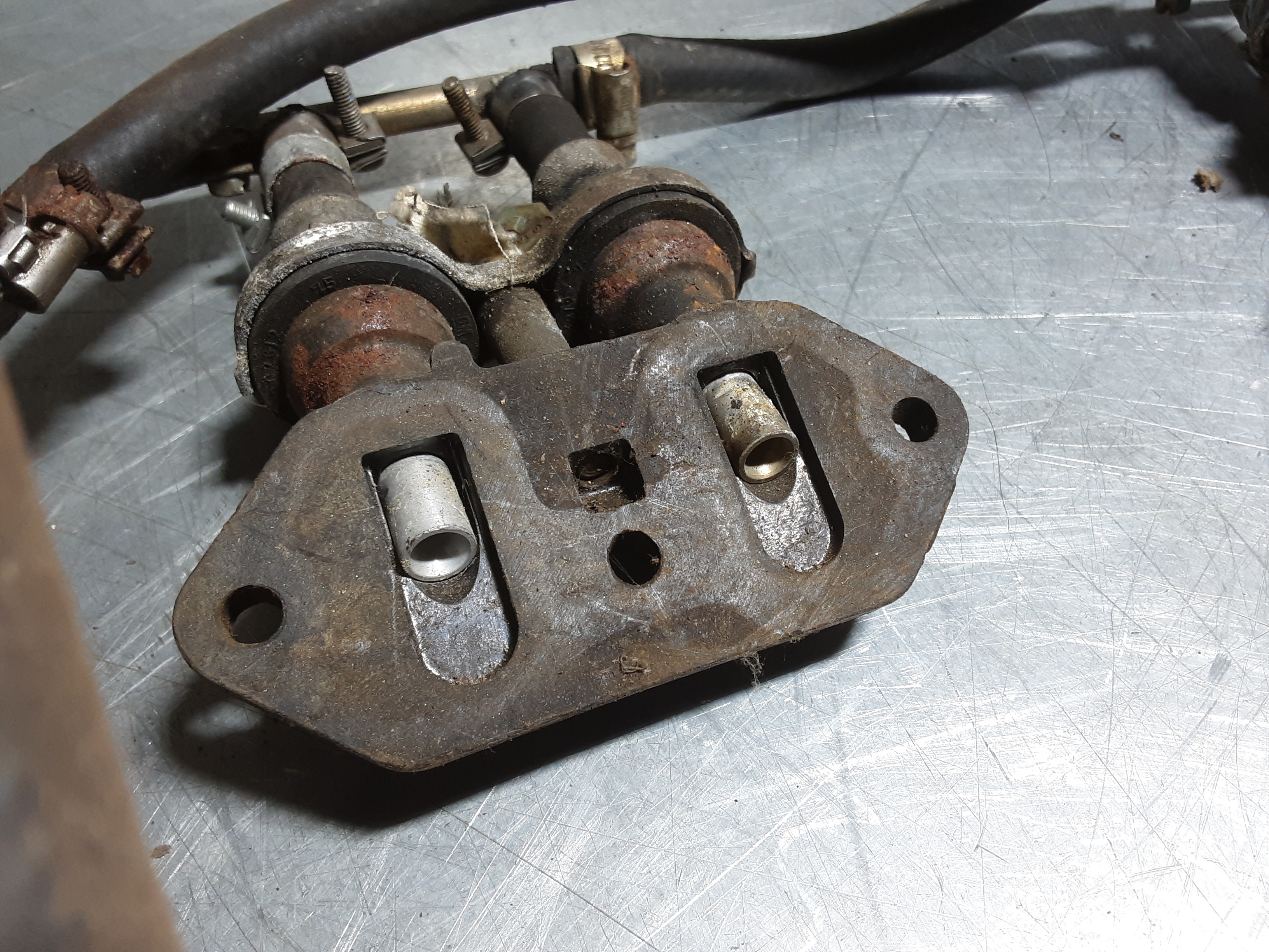 Injectiegedeelte met zes groene injectoren Opel CIH motor.