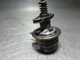 Benzinepomp van een Opel motor.