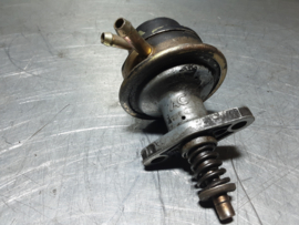 Benzinepomp van een Opel motor.